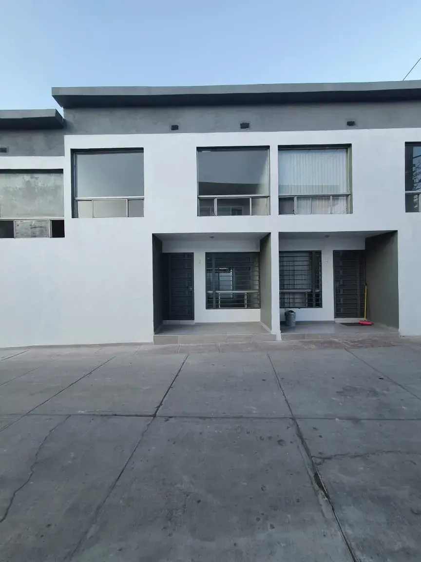 Casa estilo Townhouse de 2 Niveles