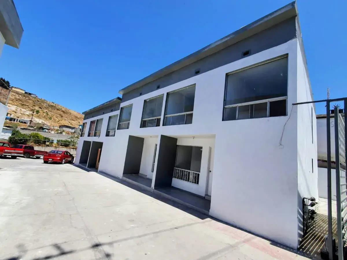 Casa estilo Townhouse de 2 niveles